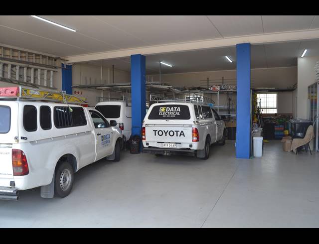 650M² WAREHOUSE FOR SALE IN KILLARNEY GARDENS